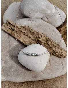 Collier barre en lin et perles argent grises nacrées