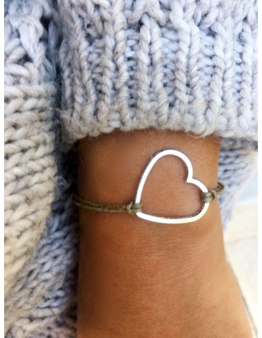 Bracelet en lin avec medaillon coeur vide fin acier argent fantaisie marque nature et lin bijoux fait main