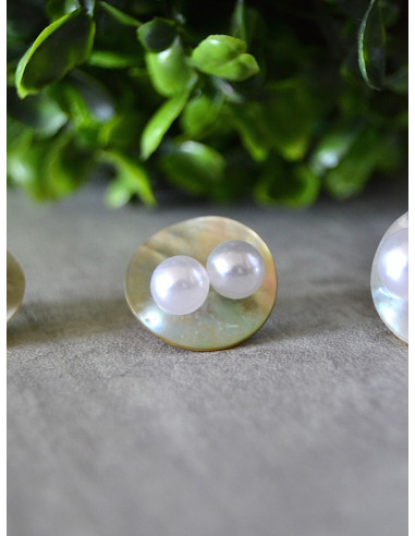 Boucle d'oreille perle blanche fantaisie - Puces perles blanches moyennes
