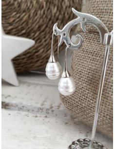 Boucle d'oreille goutte d'eau fantaisie avec perle blanche et tige argentée
