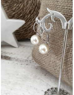 Boucle d'oreille goutte d'eau fantaisie avec perle blanche et tige argentée 2