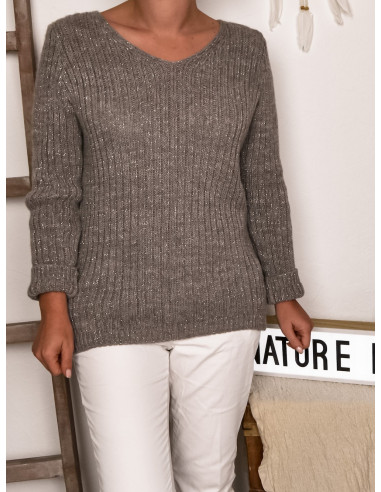 Pull hiver femme chaud avec laine et mohair taupe fil métallisé argenté torsade tressé et ouverture au dos
