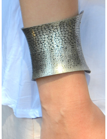 Manchette asyméatrique avec motifs pois et rayures - Argent antique