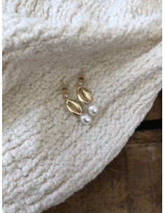 Boucles d'oreilles pendantes dorées  strass coquillage cauri perle blanche nacrée