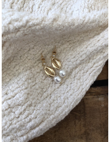 Boucles d'oreilles pendantes dorées  strass coquillage cauri perle blanche nacrée