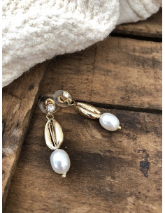 Boucles d'oreilles pendantes dorées  strass coquillage cauri perle blanche nacrée 2