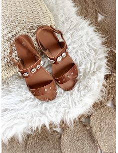 Sandales coquillages cauris avec clous marron