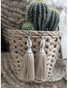 Boucles d'oreilles bohème pompon beige et cauris
