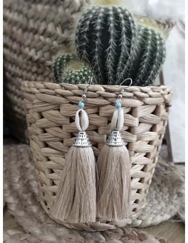 Boucles d'oreilles bohème pompon beige et cauris
