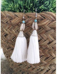 Boucles d'oreilles bohème pompon blanc et cauris 2