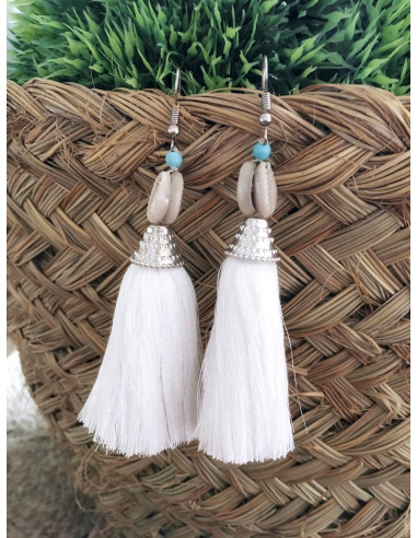 Boucles d'oreilles bohème pompon blanc et cauris