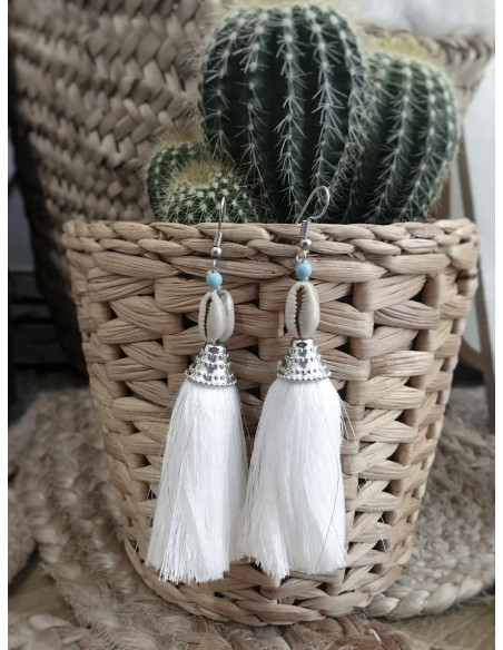 Boucles d'oreilles bohème pompon blanc et cauris