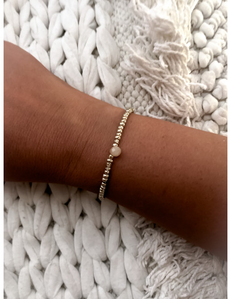 Bracelet élastique perles de rocaille dorée avec perle en cristal rose poudré et pampille étoile dorée | Style bohème chic