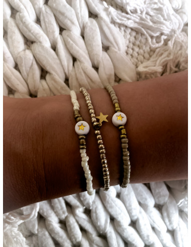 Bracelet élastique perles de rocaille dorée avec perle en cristal rose poudré et pampille étoile dorée | Style bohème chic