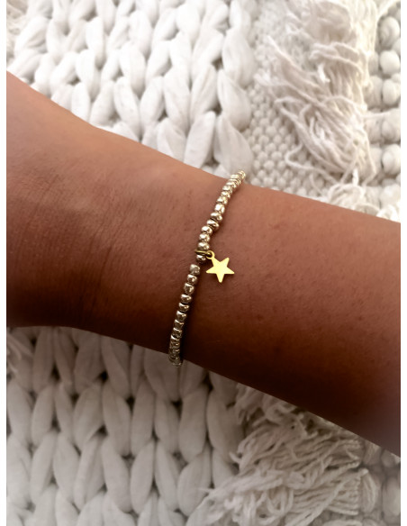 Bracelet élastique perles de rocaille dorée avec perle en cristal rose poudré et pampille étoile dorée | Style bohème chic