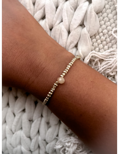 Bracelet élastique perles de rocaille dorée avec perle en cristal rose poudré et pampille étoile dorée | Style bohème chic