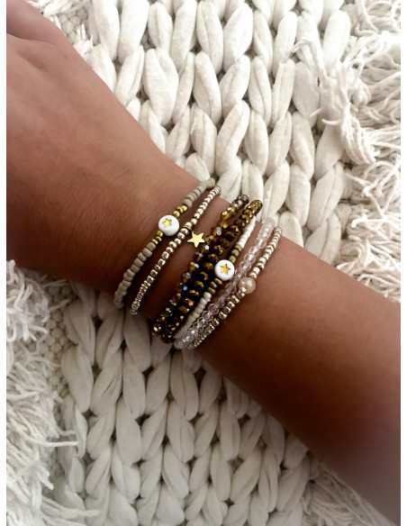 Bracelet élastique perles de rocaille dorée avec perle en cristal rose poudré et pampille étoile dorée | Style bohème chic