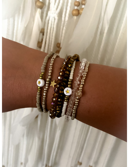 Bracelet élastique perles de rocaille dorée avec perle en cristal rose poudré et pampille étoile dorée | Style bohème chic