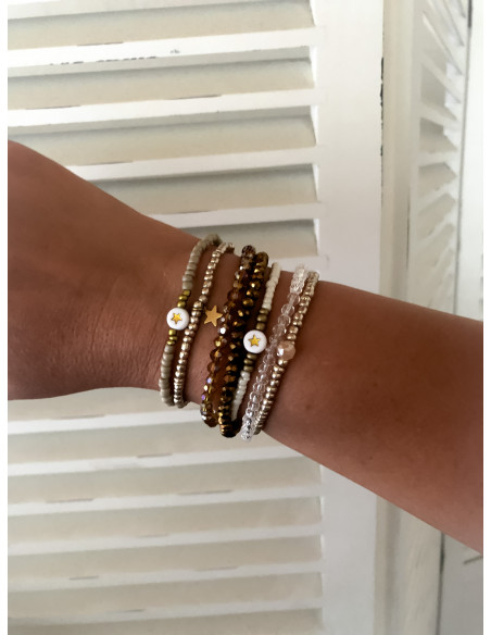 Bracelet élastique perles de rocaille dorée avec perle en cristal rose poudré et pampille étoile dorée | Style bohème chic