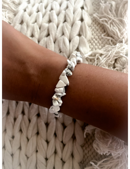 Bracelet élastique perles d'howlite blanche marbrée forme irrégulière | Style naturel et authentique