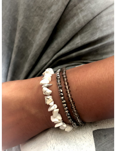 Bracelet élastique perles d'howlite blanche marbrée forme irrégulière | Style naturel et authentique