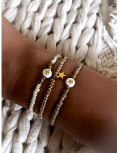 Bracelet bohème chic élastique | Perles de rocaille blanches avec perle plate étoile dorée gravée 2
