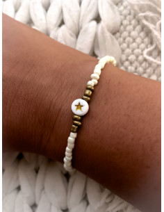 Bracelet bohème chic élastique | Perles de rocaille blanches avec perle plate étoile dorée gravée