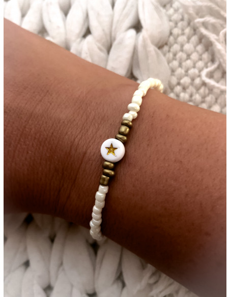 Bracelet bohème chic élastique | Perles de rocaille blanches avec perle plate étoile dorée gravée
