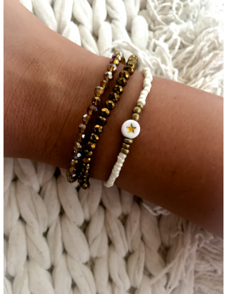 Bracelet bohème chic élastique | Perles de rocaille blanches avec perle plate étoile dorée gravée