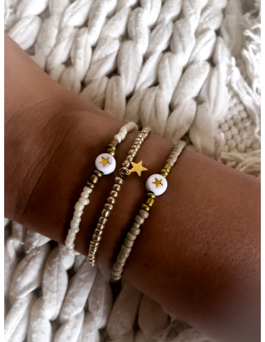 Bracelet bohème chic élastique | Perles de rocaille beige | Perle plate étoile dorée
