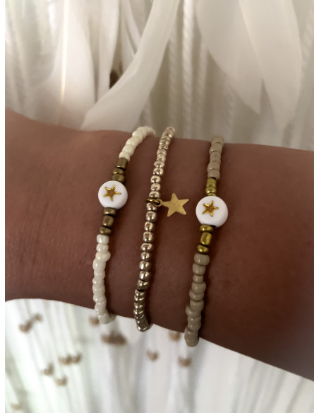 Bracelet bohème chic élastique | Perles de rocaille beige | Perle plate étoile dorée