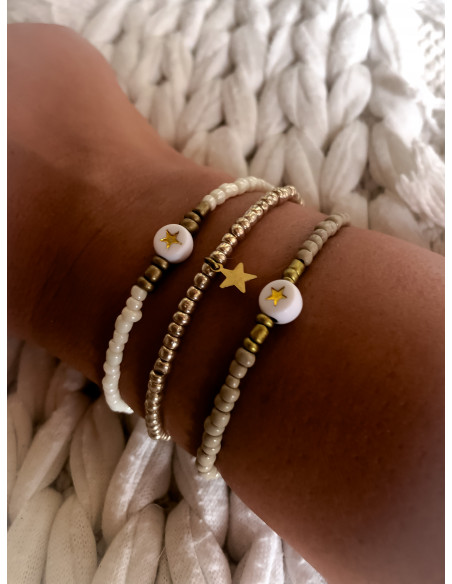Bracelet bohème chic élastique | Perles de rocaille beige | Perle plate étoile dorée
