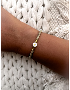 Bracelet bohème chic élastique | Perles de rocaille beige | Perle plate étoile dorée
