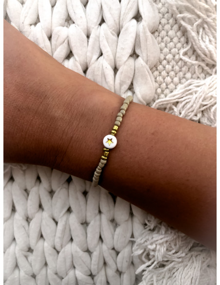 Bracelet bohème chic élastique | Perles de rocaille beige | Perle plate étoile dorée