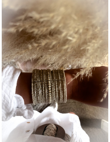 Bracelet manchette perles beiges : Accessoire bohème chic pour une touche d'élégance