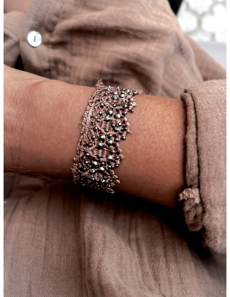 Bracelet en Dentelle Macramé Marron Caramel avec Strass Anthracite | Style Élégant et Bohème