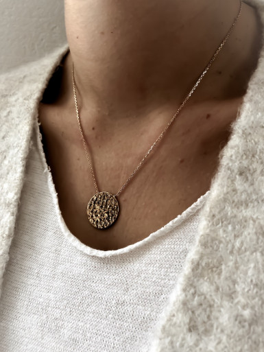 Collier plaqué or THEO femme chaine et pendentif MÉDAILLE MARTELÉE bijoux plaqué or tendance femme