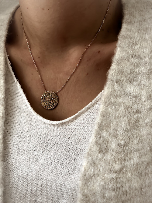 Collier plaqué or THEO femme chaine et pendentif MÉDAILLE MARTELÉE bijoux plaqué or tendance femme