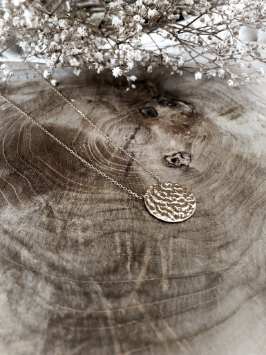 Collier plaqué or THEO femme chaine et pendentif MÉDAILLE MARTELÉE bijoux plaqué or tendance femme