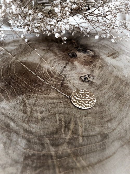 Collier plaqué or THEO femme chaine et pendentif MÉDAILLE MARTELÉE bijoux plaqué or tendance femme