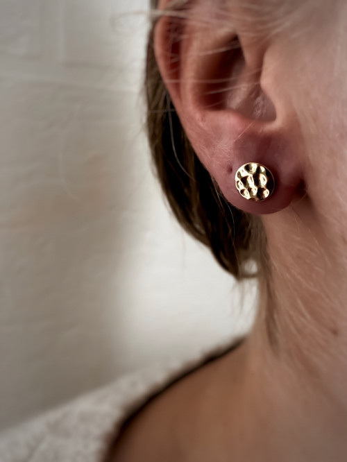 Boulces d'oreille plaqué or THÉO femme puces rondes martelées bijoux plaqué or tendance femme
