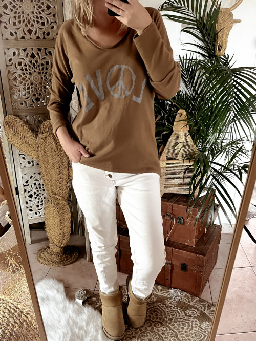 Pull femme marron "LOVE" - porté, élégance et confort