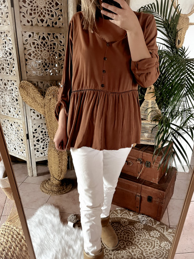 Détail du haut femme marron - bas volanté avec dentelle