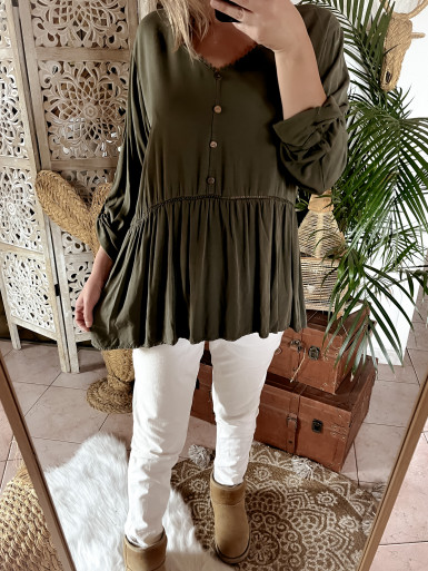 Détail de la blouse tunique femme kaki - bas volanté avec dentelle