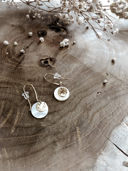 Boucles d'oreilles pendantes plaqué or OCÉANE double pampilles nacre bijoux plaqué or tendance