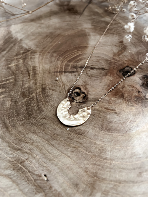 Collier plaqué or NINA femme chaine et pendentif demi cercle martelé froissé bijoux plaqué or tendance femme