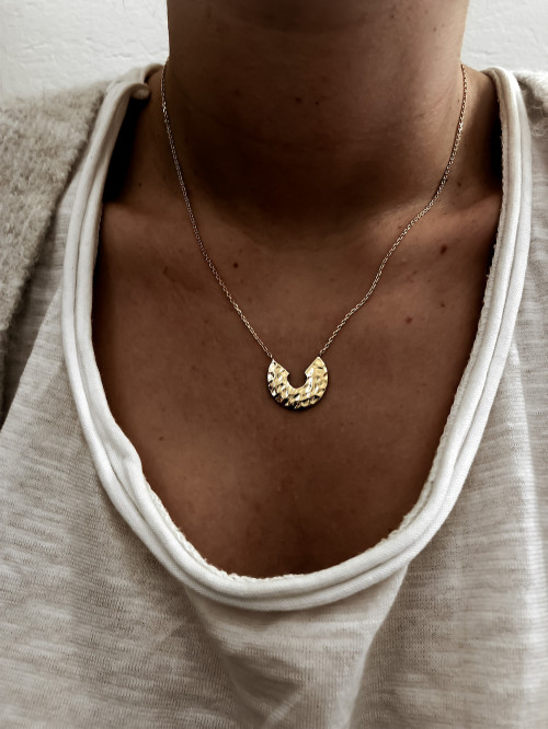 Collier plaqué or NINA femme chaine et pendentif demi cercle martelé froissé bijoux plaqué or tendance femme