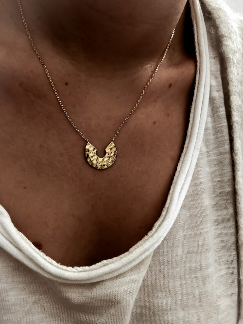 Collier plaqué or NINA femme chaine et pendentif demi cercle martelé froissé bijoux plaqué or tendance femme