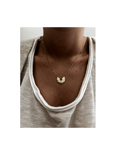 Collier plaqué or NINA femme chaine et pendentif demi cercle martelé froissé bijoux plaqué or tendance femme