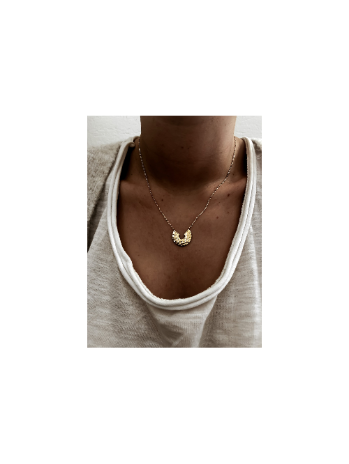 Collier plaqué or NINA femme chaine et pendentif demi cercle martelé froissé bijoux plaqué or tendance femme